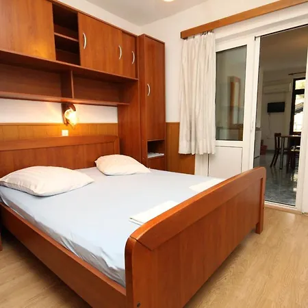 And With Parking Space - 9128 Guest house Makarska