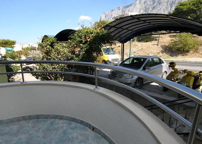 Гостьовий будинок And With Parking Space - 9128 3*