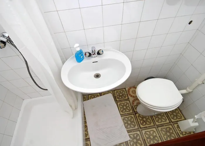 Гостьовий будинок And With Parking Space - 9128