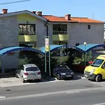بيت ضيافة And With Parking Space - 9128