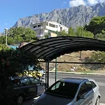 بيت ضيافة And With Parking Space - 9128